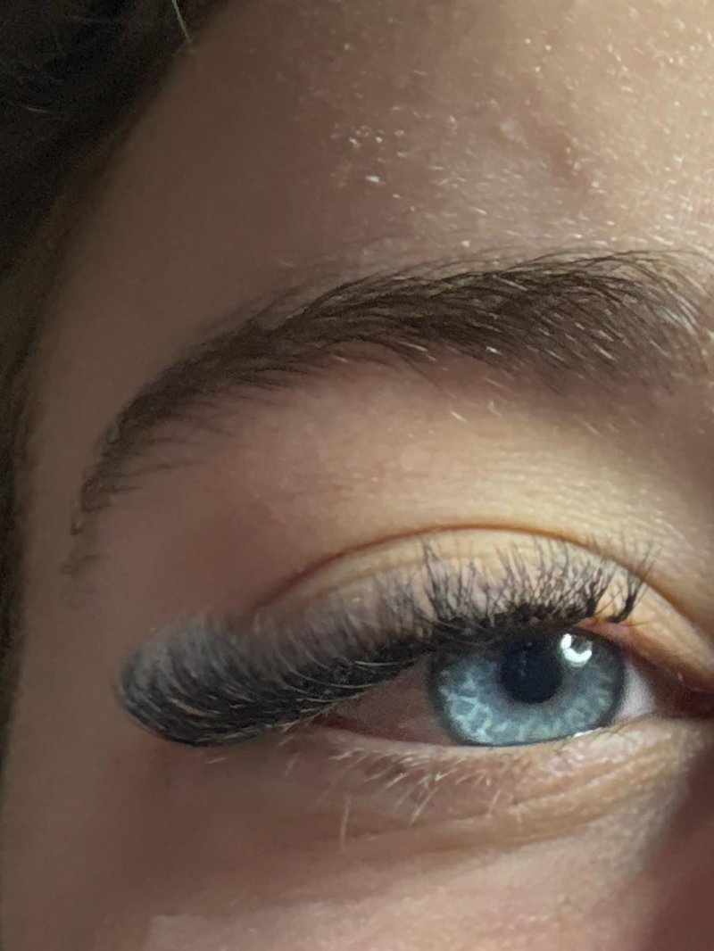 Wimperextensions bij een blauw oog