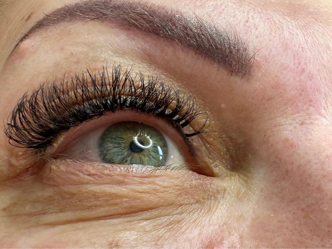Volle wimperextensions van dichtbij, met de wenkbrauw erboven